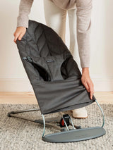 Бебешки Шезлонг Bliss Anthracite (woven, Petal Quilt) Babybjörn