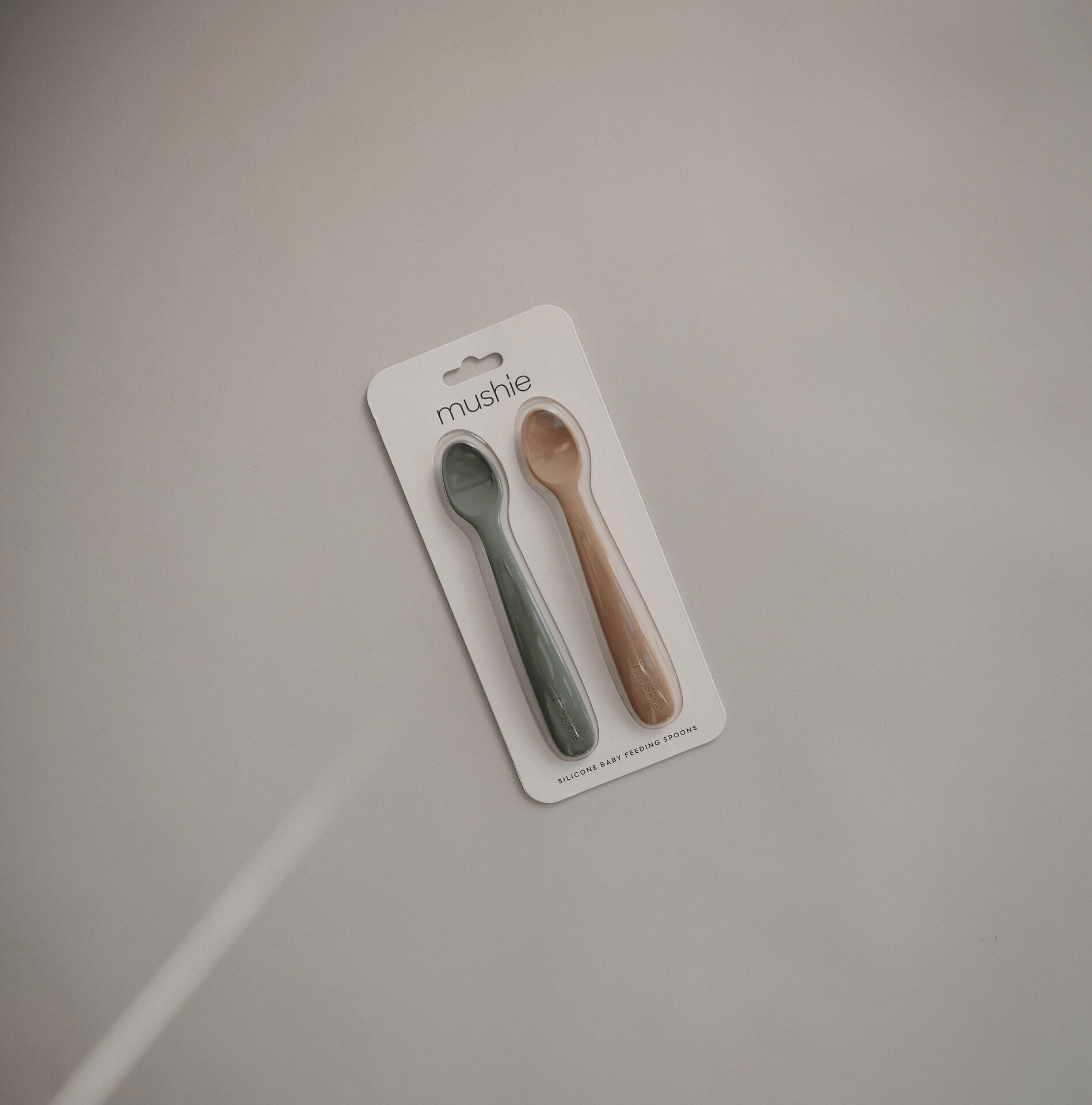 Lingurițe de hrănire din silicon Mushie, 2 buc. Albastru Cambridge/Nisip mișcător