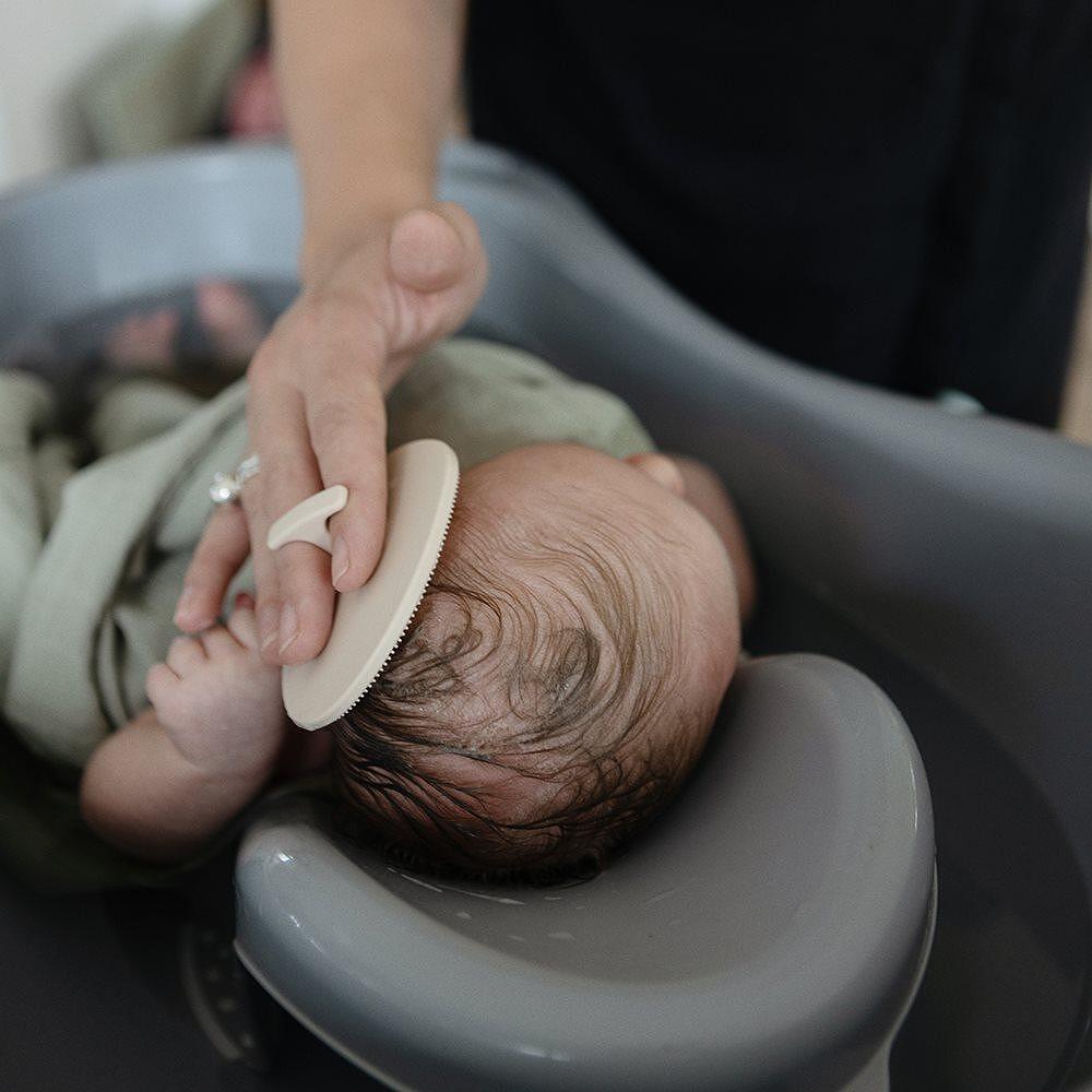 Бебешка Силиконова Четка За Баня 2 Бр. Cradle Cap Brush Blush Shifting Sand Mushie