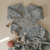 Лигавник С Ръкави Long Sleeve Bib Blue Flowers Mushie