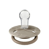 Suzetă din silicon vopsită în nuanțe de stejar închis/nisip 0-36 De Lux Bibs 